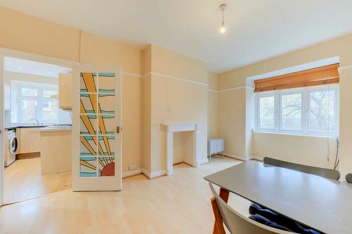 2 Bedroom Flat To Rent In Devonshire Road, Forest Hill, London, SE23