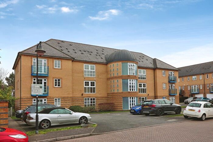 2 Bedroom Flat For Sale In Newland Gardens, Hertford, SG13