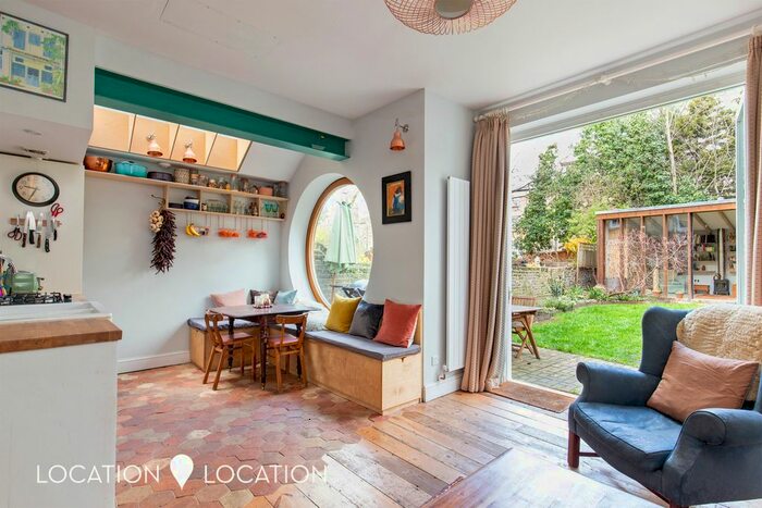 2 Bedroom Flat To Rent In Ickburgh Road, London, E5