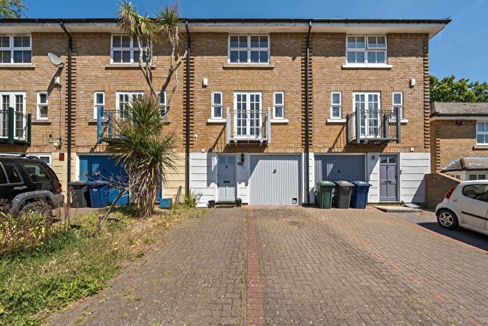 4 Bedroom Town House For Sale In Hampton Close, London, N11
