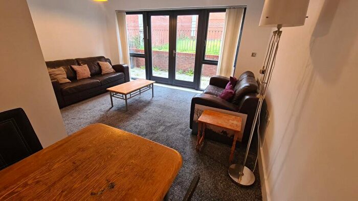 4 Bedroom End Of Terrace House To Rent In Bell Barn Road, Park Central, B15