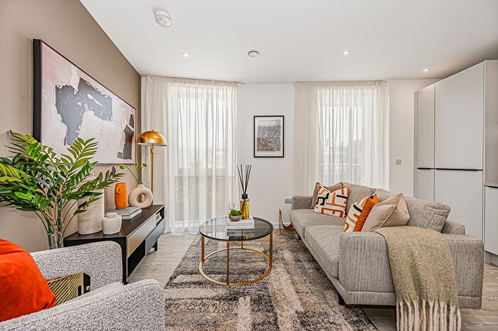 3 Bedroom Flat For Sale In London Road, Brentford, TW8