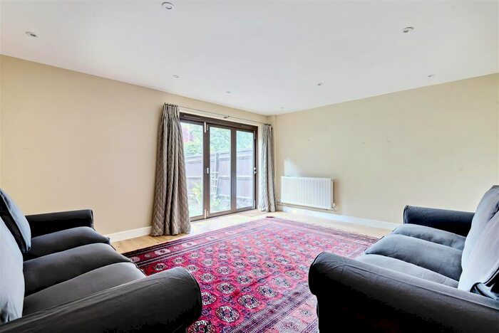 3 Bedroom Flat To Rent In Benwick Close, Bermondsey, SE16
