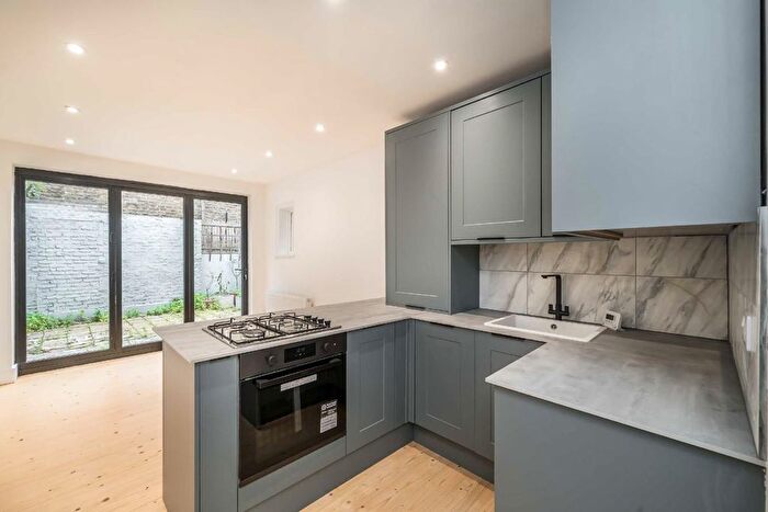 2 Bedroom Flat To Rent In Prideaux Road, London, SW9