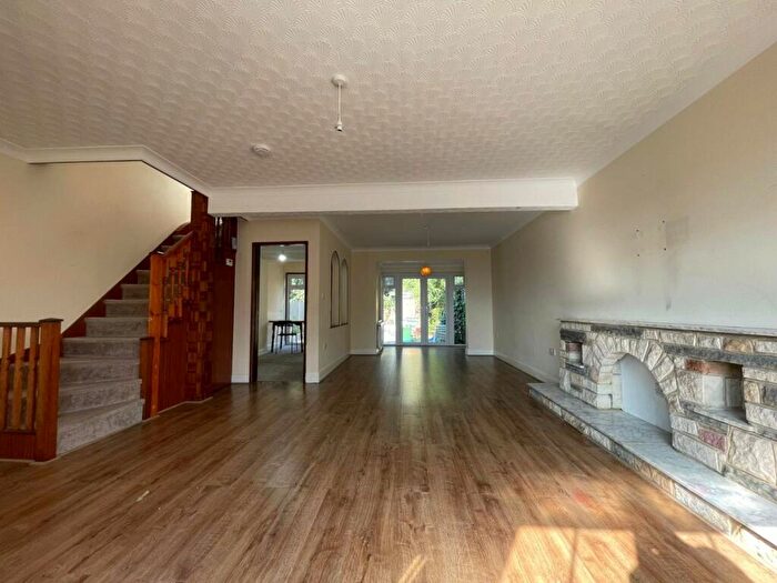 3 Bedroom Semi-Detached House To Rent In Stockton Road, Edmonton, N18