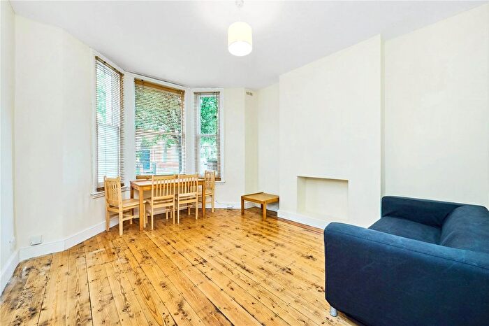 3 Bedroom Flat To Rent In Tremadoc Road, London, SW4
