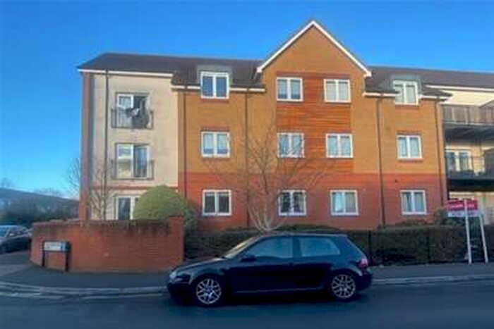 2 Bedroom Flat To Rent In Hollybrook Park, Kingswood, BS15