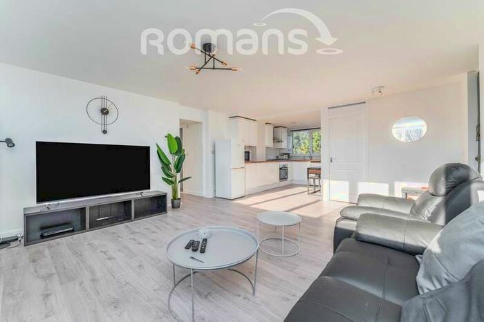 3 Bedroom Flat To Rent In Aspen Close, Yiewsley, UB7