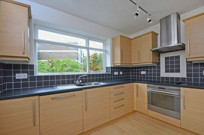 2 Bedroom Flat To Rent In Messenger Court, Putney, London, SW15