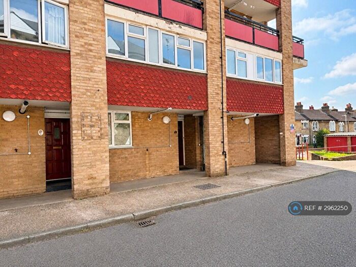 2 Bedroom Flat To Rent In Walsingham House, Maidstone, ME14