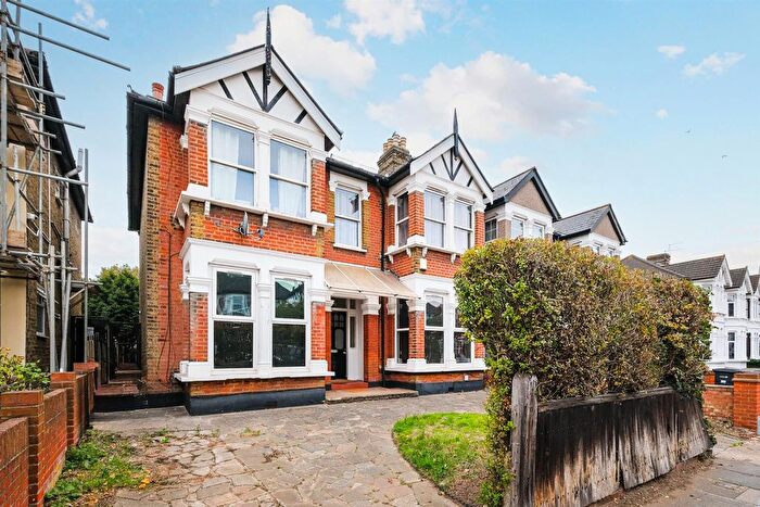 3 Bedroom Flat To Rent In The Drive, Ilford, IG1