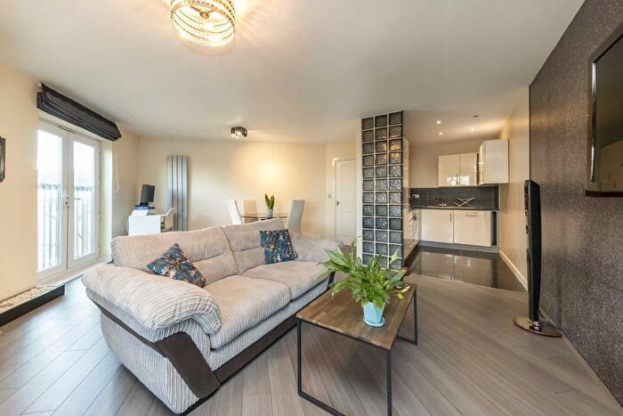 2 Bedroom Flat To Rent In Coppetts Road, London, N10