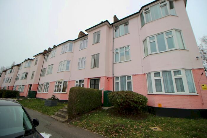 2 Bedroom Flat To Rent In Robins Court, Chinbrook Road, London, SE12