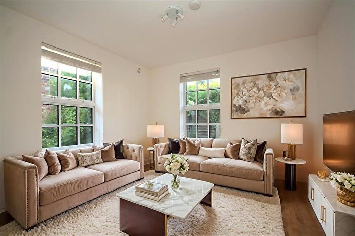 3 Bedroom Detached House To Rent In High Street, Southgate, N14