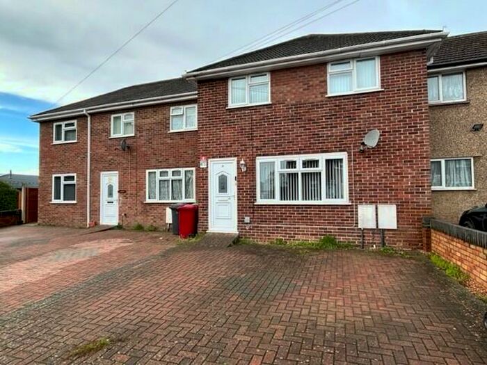 3 Bedroom House To Rent In Farm Crescent, Slough, SL3