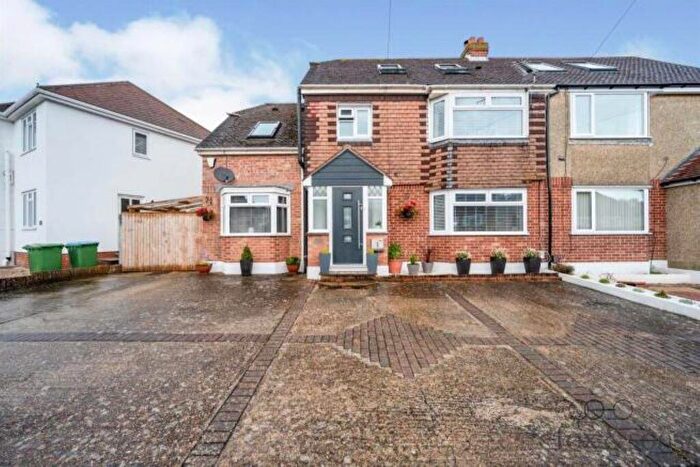 6 Bedroom Semi-Detached House For Sale In The Hillway, Fareham, PO16