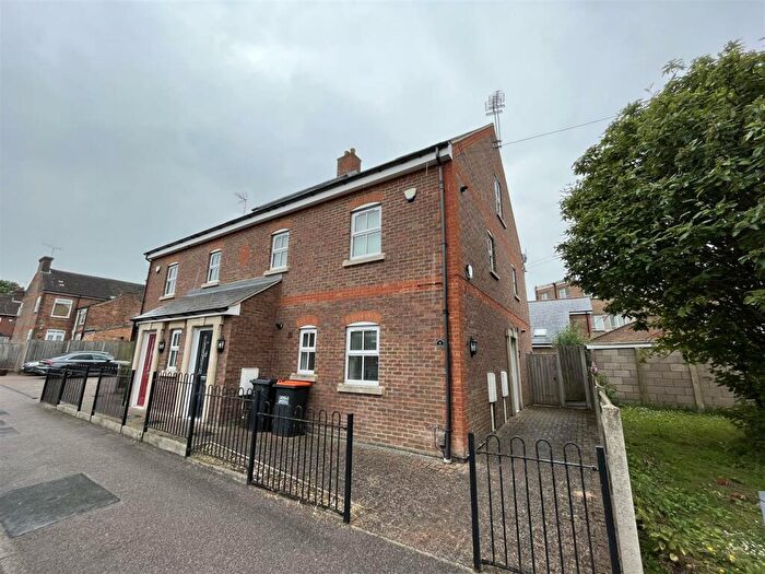 2 Bedroom Maisonette To Rent In Cross Street North, Dunstable, LU6