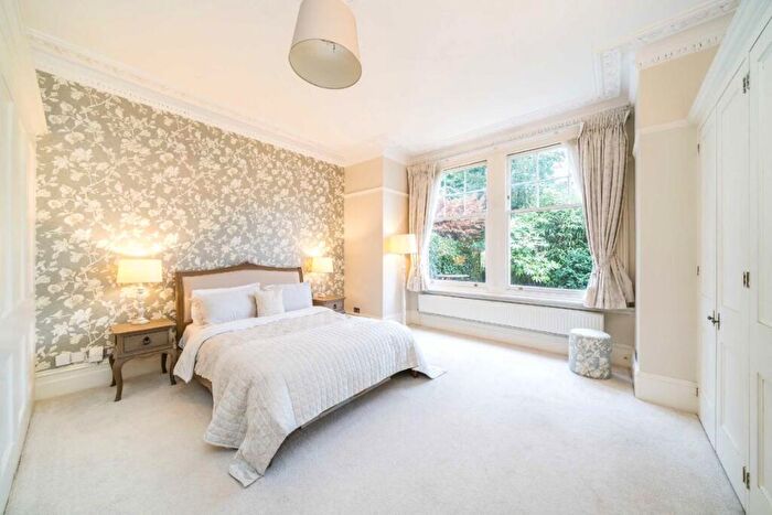 2 Bedroom Flat For Sale In Parklands, Surbiton, KT5