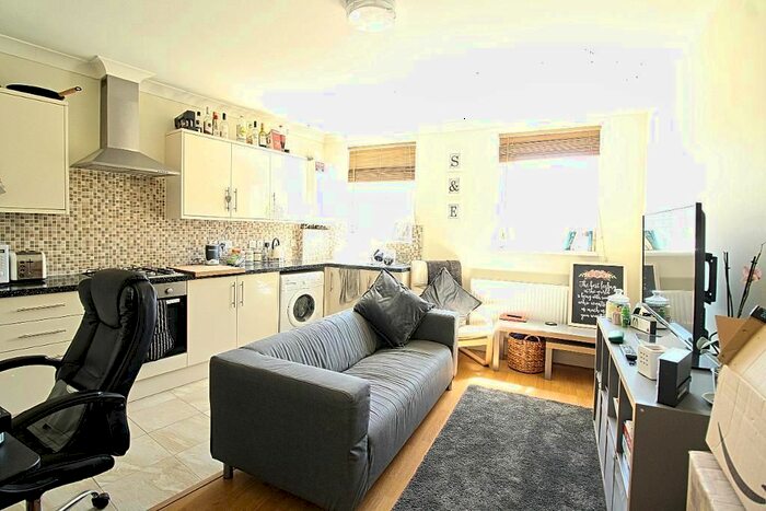 1 Bedroom Flat To Rent In Bethnal Green Road, London, E2