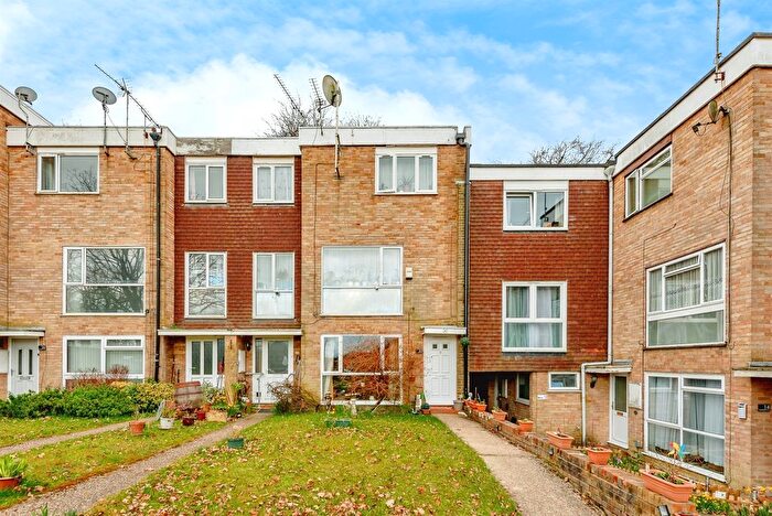 2 Bedroom Maisonette For Sale In Hyde Heath Court, Crawley, RH10