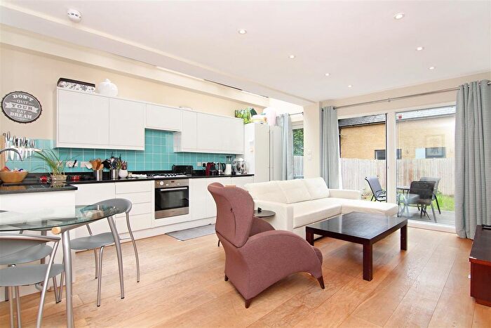 2 Bedroom Flat To Rent In Landgrove Road, London, SW19