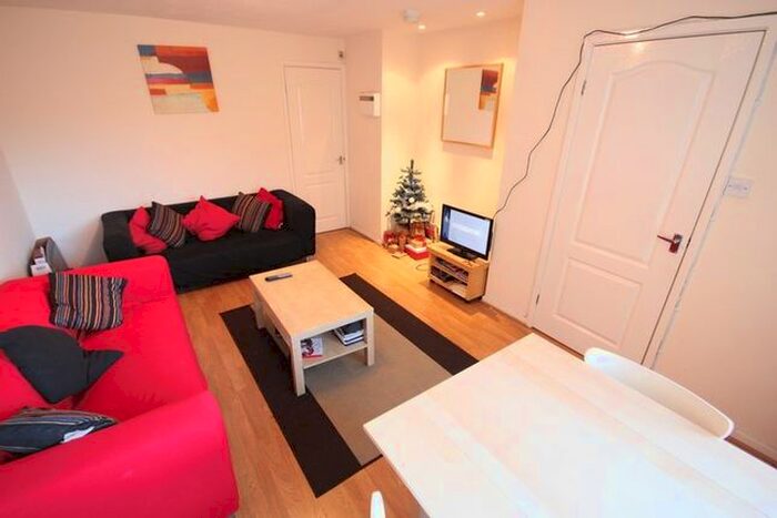 3 Bedroom Semi-detached House To Rent In Stanmore Grove, Burley, Leeds, West Yorkshire, LS4