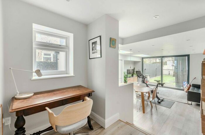 2 Bedroom Flat To Rent In Loftus Road, Shepherd's Bush, London, W12