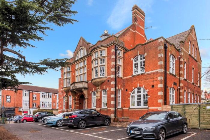 2 Bedroom Flat To Rent In Kingston Upon Thames, London, KT2