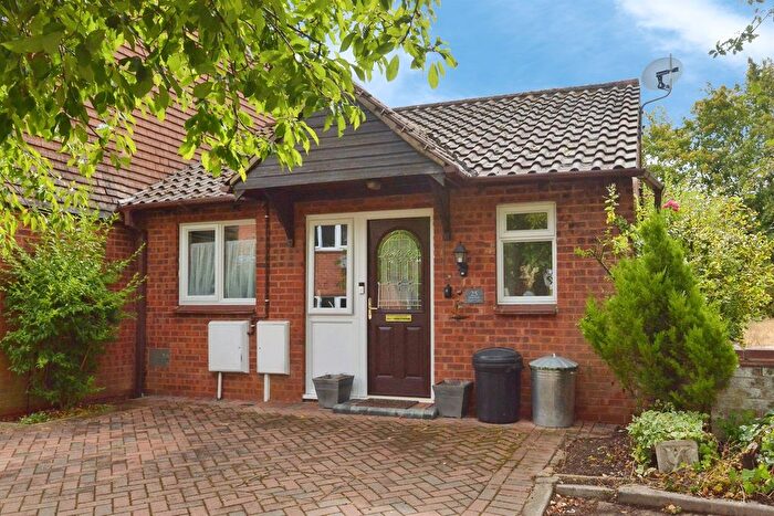1 Bedroom Detached Bungalow For Sale In Simonsbath, Furzton, Milton Keynes, MK4