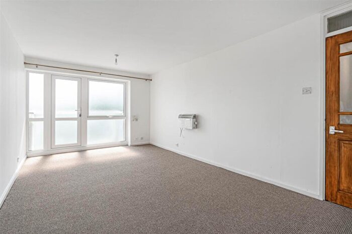 2 Bedroom Flat To Rent In Basinghall Gardens, Sutton, SM2