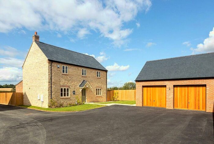 4 Bedroom Detached House For Sale In West Brook Fields, Yardley Hastings, Northamptonshire, NN7