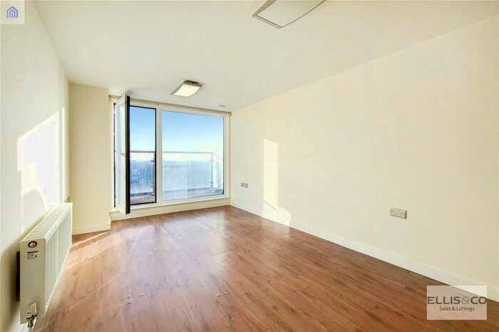 2 Bedroom Flat To Rent In The Green, Southall UB2