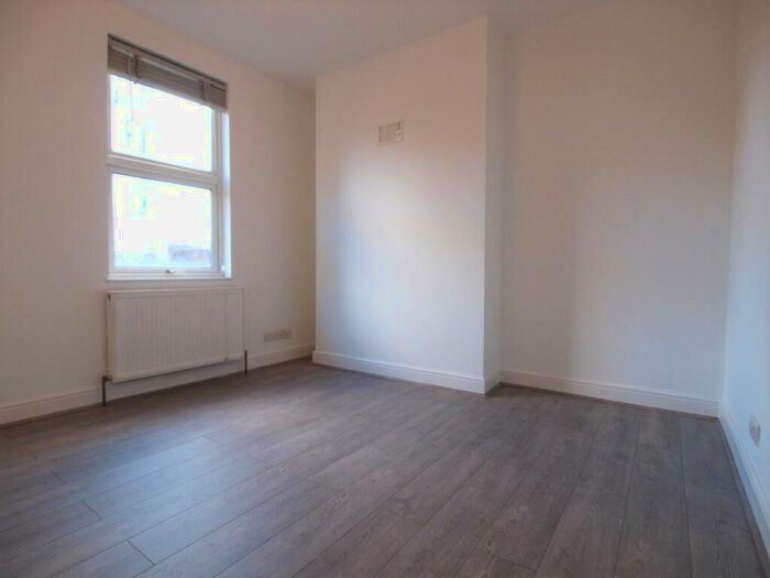 Flat To Rent In Plender Street, Camden, NW1