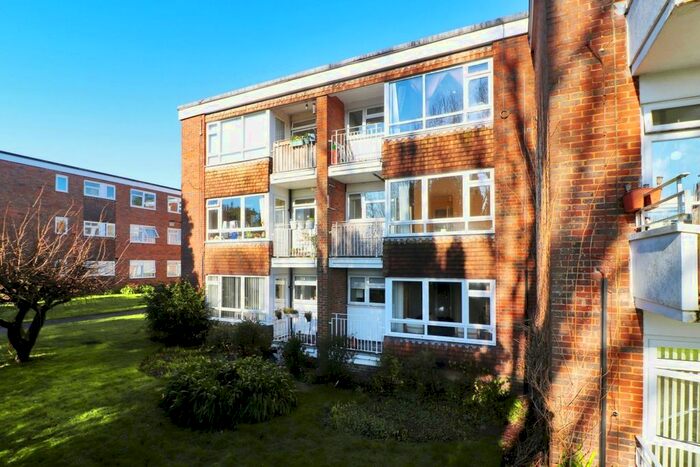 2 Bedroom Flat To Rent In Hamilton Court, Chilston Road, TN4