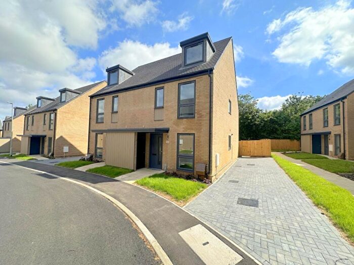 4 Bedroom Semi-Detached House To Rent In Farmstead Close, Luton, LU4
