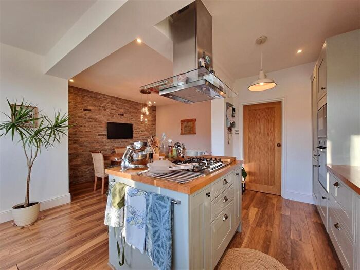 3 Bedroom Detached House For Sale In Collier Row Road, Romford, RM5