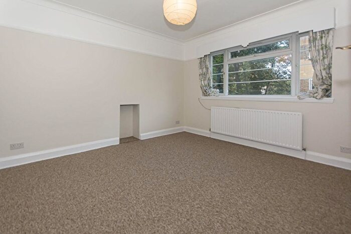 2 Bedroom Flat To Rent In Poynders Road, London, SW4