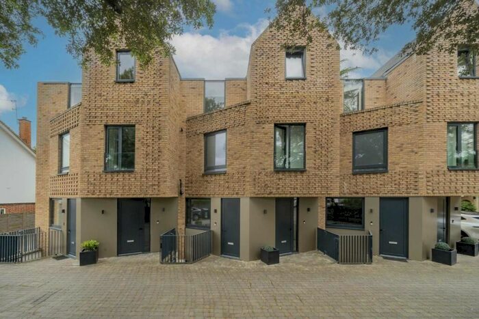 3 Bedroom Flat To Rent In Eastern Road, London, N2