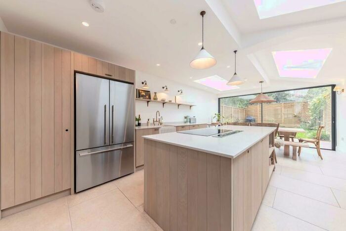 4 Bedroom Semi-Detached House To Rent In Balham Grove, Balham, SW12