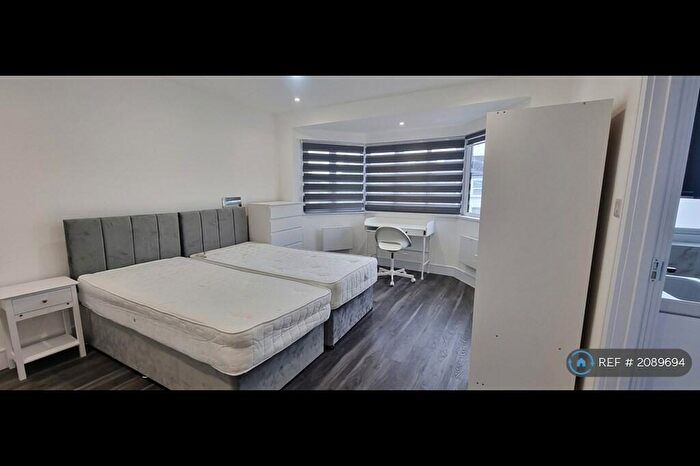 Studio To Rent In Finchley Lane, London, NW4