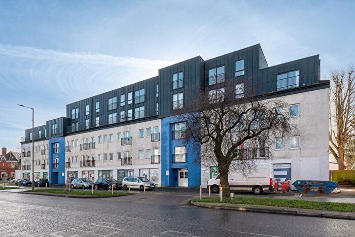 2 Bedroom Flat For Sale In Auckland House, Walton-on-Thames, KT12