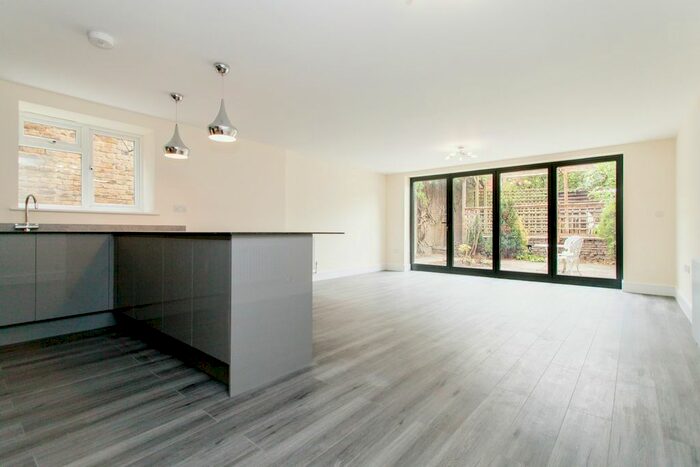 3 Bedroom Flat To Rent In Church Lane, Crouch End, N8