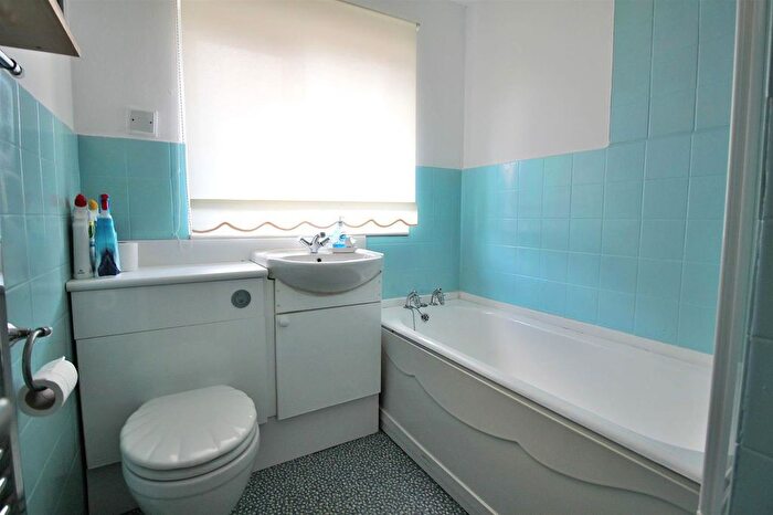 2 Bedroom Flat For Sale In Grange Crescent, Halesowen, B63