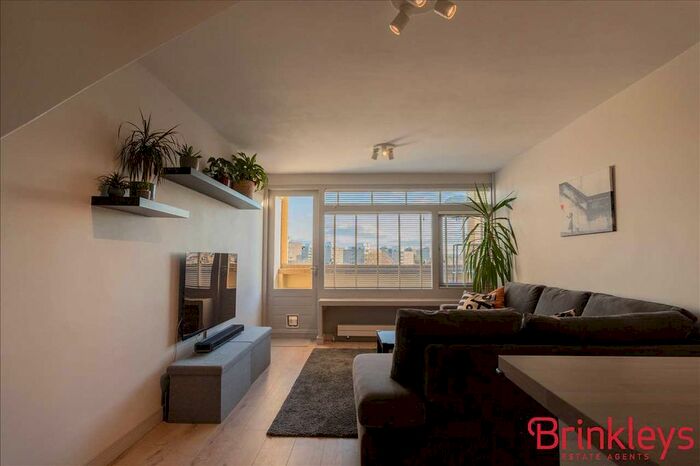 2 Bedroom Flat To Rent In Dunbridge House, Highcliffe Drive, London, SW15