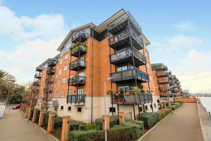 2 Bedroom Flat To Rent In Clifton Marine Parade, Gravesend, Kent, DA11