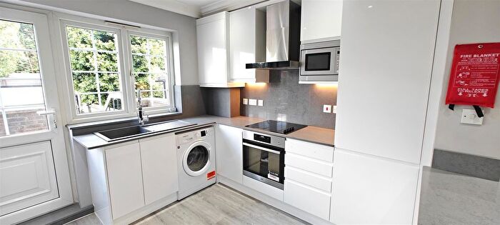3 Bedroom Flat To Rent In Hampden Way, Southgate, N14