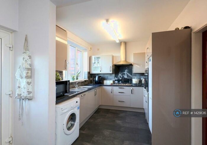 3 Bedroom Semi-Detached House To Rent In Fishponds Road West, Sheffield, S13