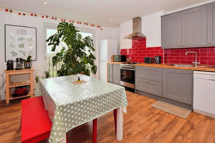 2 Bedroom Flat To Rent In Nether Street, London, N3
