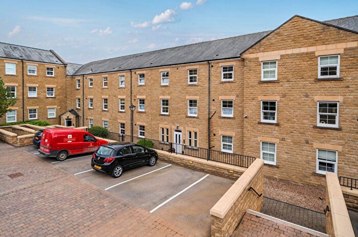 2 Bedroom Flat For Sale In Stoneleigh Court, Shadwell, Leeds, LS17