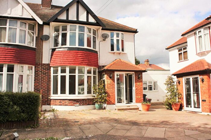 4 Bedroom Semi Detached House To Rent In Raleigh Drive, Whetsone, N20